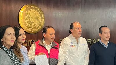Los legisladores acudieron a las oficinas del INE en Puebla para presentar la queja