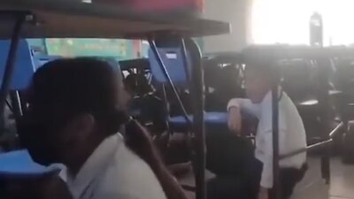 La maestra comienza a cantar el tema 'Mi bello ángel'; sus alumnos la siguen