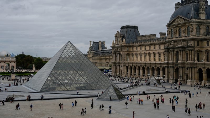 Asalto millonario: en 7 minutos, ladrones se llevan joyas de gran valor del Museo de Louvre