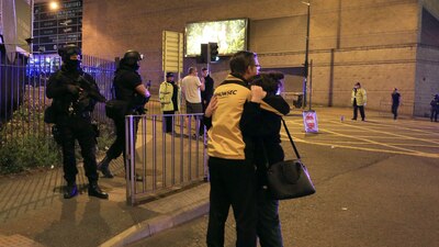 Personas que trabajan en la Arena Manchester se resguardan tras un ataque con bomba que dejó más de 20 muertos