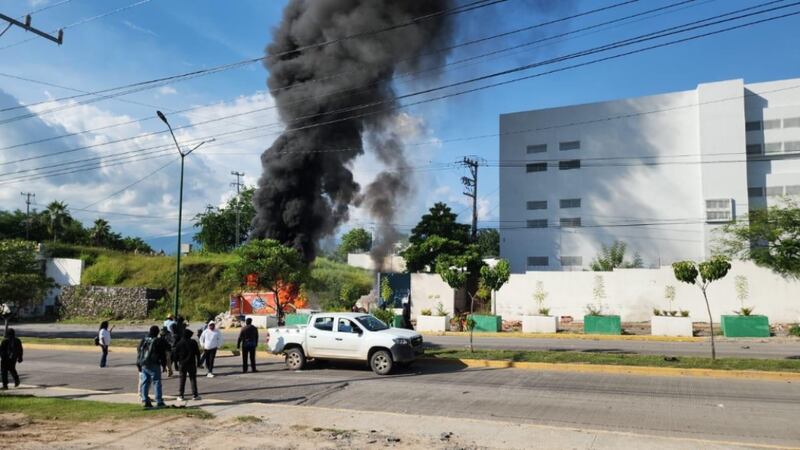 Manifestantes queman autos en los accesos al Palacio de Justicia de Iguala