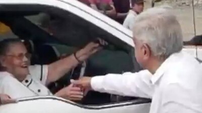El presidente levantó polémica al saludar a la madre del 'Chapo' Guzmán