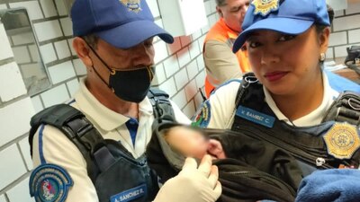 Oficiales de la SCC-CDMX ayudaron a la mujer en el trabajo de parto