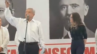 El presidente electo junto a la cantante en un mitin durante su gira de agradecimiento