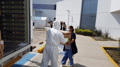 Los trabajadores de Bimbo acudne a los hospitales para entregar el lunch