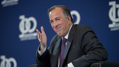 El abanderado priista se une al tren que desató el escritor peruano