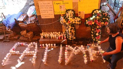 Decenas de personas han puesto veladoras y un pequeño altar en memoria de la pequeña Fátima