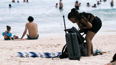 Banderas amarillas y moradas ya han sido colocadas en diversas playas del estado