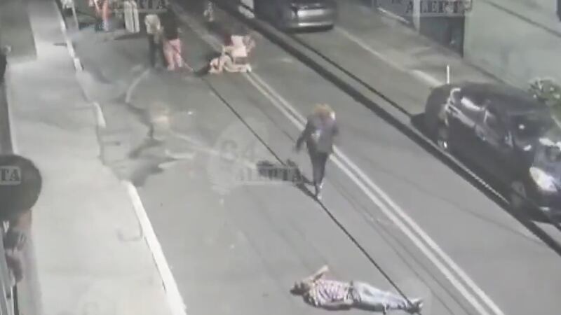 Hombre defiende a su hija de trabajadores ebrios y le dan brutal golpiza en Iztacalco