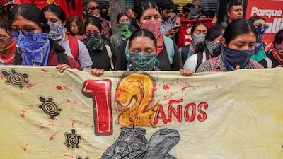 CIUDAD MÉXICO, 25SEPTIEMBRE2026.- Estudiantes normalistas encabezados por la Escuela Normal Rural Isidro Burgos de Ayotzinapa, realizaron una protesta a las afueras de la Suprema Corte de Justicia de la Nación, para exigir el esclarecimiento de los 43 estudiantes desaparecidos en septiembre del 2014.
FOTO: ROGELIO MORALES /CUARTOSCURO.COM
