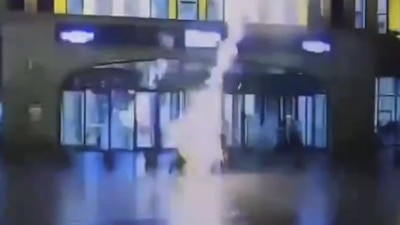 El relámpago fue atraído por los paraguas de las personas