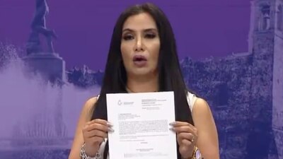 Mostró el papel en que informó sobre su intención de baja de la contienda