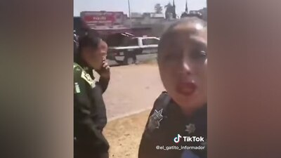 La mujer exhibió a sus compañeros de corporación al explicarle la causa de la infracción