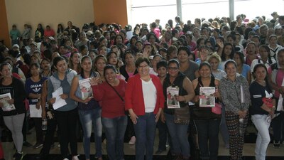 La presidenta municipal de Chimalhuacán, Rosalba Pineda (centro), durante la entrega de apoyos a mujeres antorchistas