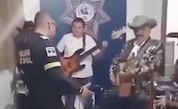 VIDEO: Mando policiaco en estado de ebriedad canta con grupo norteño en horario laboral en Edomex