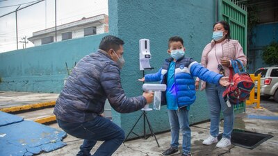 Luego de casi año y medio con clases a distancia, miles de menores regresaron a las aulas