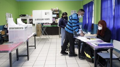 Los funcionarios de casilla iniciaron el proceso de recepción de votos