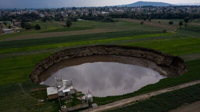 Hasta el momento, el socavón afectó una vivienda y vecinos avisaron de dos perros que cayeron por accidente y no han sido rescatados
