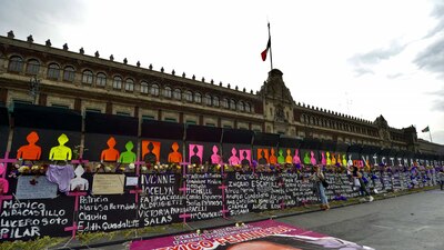 La valla de protección, se convirtió en un memorial para las mujeres violentadas y abusadas