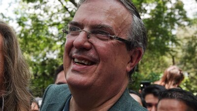 El excanciller quiere mantener la unión en Morena, por ello hizo un 'plan B' para su compañera, la jefa de Gobierno