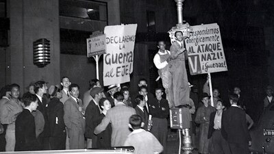 Un grupo de ciudadanos celebra la declaración de guerra contra el Eje en la Segunda Guerra Mundial