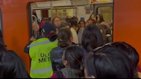 ¡En la Línea 3 del Metro! Pelea en vagón de mujeres causa caos matutino