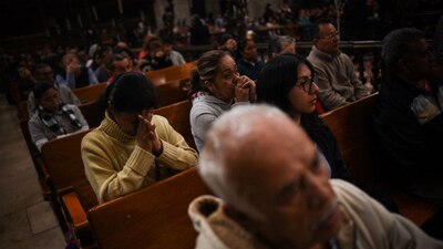 Feligreses durante una misa en la Catedral de la Ciudad de México