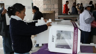 Una funcionaria de casillas durante la elección para gobernador del Edomex en 2011