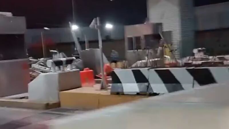 Tráiler impacta contra la caseta de cobro de Tepotzotlán durante asalto