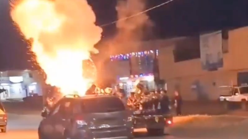 VIDEO: Captan momento en el que estalla pirotecnia en camioneta con peregrinos en León