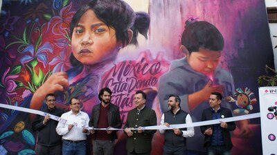 Autoridades del INE y Alex Tadlock (playera guinda) inauguran un mural en la ciudad de California