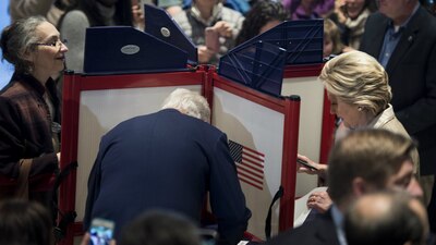 Los Clinton acudieron a votar a una casilla ubicada cerca de su casa en Chappaqua, Nueva York