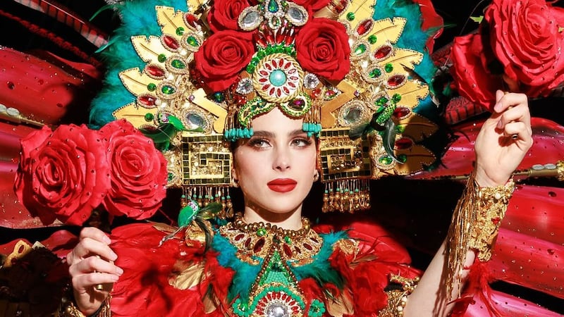 Fátima Bosch deslumbra con un traje inspirado en Xochiquetzal en la Gala de Traje Típico de Miss Universo 2025