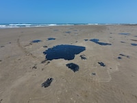 Pemex reconoce fuga de hidrocarburo en el Golfo de México y cesa a 3 funcionarios