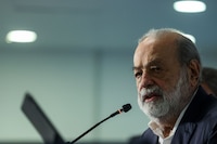 Slim ve “irracional” el recorte de Moody’s a la calificación de México