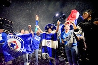 Cruz Azul desata locura en CDMX: miles de aficionados toman Reforma y el Ángel tras vencer al Pumas
