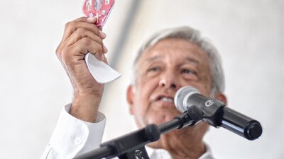 El candidato tiene en su mano un amuleto llamado "detente"