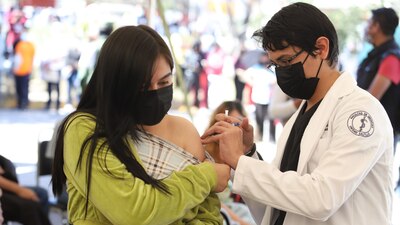 El refuerzo para maestros y maestras se retrasó debido a que el cargamento de vacunas no llegó