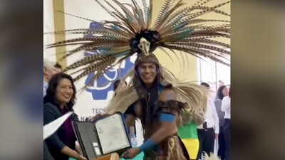 Con una sonrisa y un penacho enormes, el joven recibió sus papeles