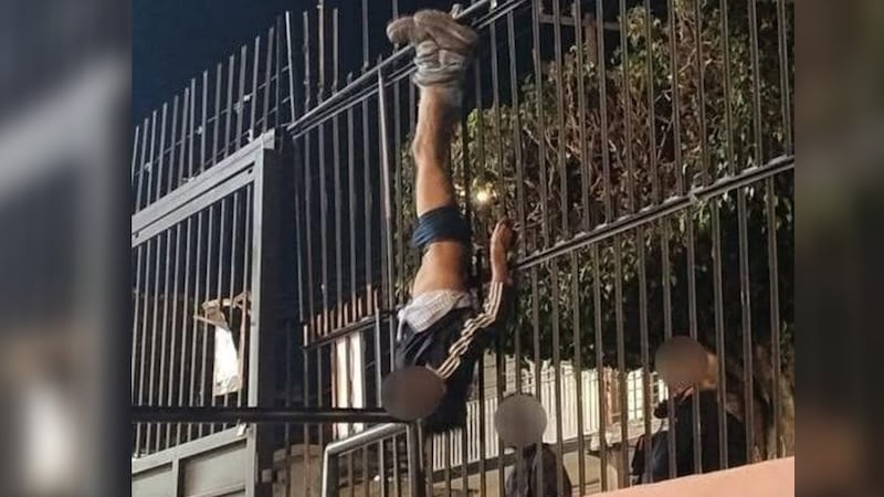Hombre intenta robar iglesia en Guanajuato; se queda atorado en la reja y queda semidesnudo