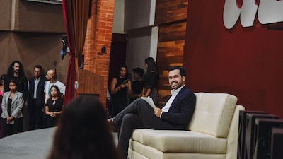 Tras el debate se reunió con jóvenes, donde afirmó que fue el único con propuestas