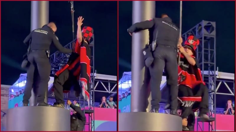 VIDEOS: aficionado del Atlas cae de un poste del Fan Fest tras ser lanzado por policía