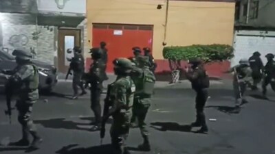En videos que circulan en redes sociales se aprecia la agresión contra elementos de seguridad