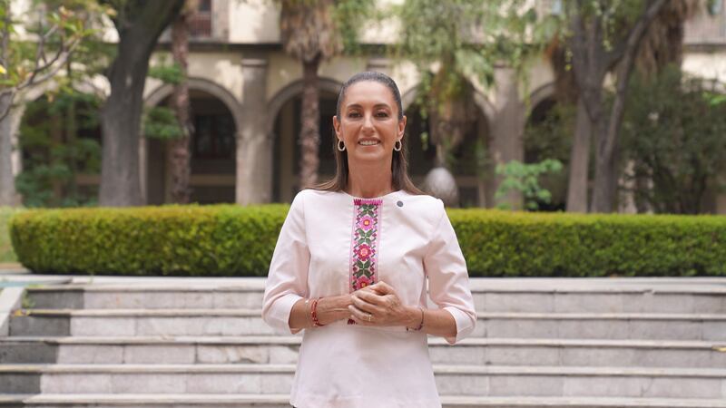 Sheinbaum manda felicitaciones a las madres de México; llama a cuidarlas en el hogar