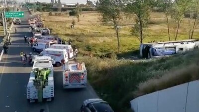 El autobús con 40 pasajeros volcó luego de salirse de la autopista México-Puebla.
