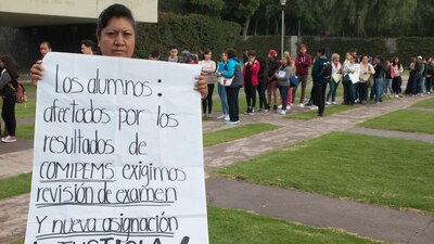 Cientos de estudiantes esperan en la UNAM por la revisión de su examen