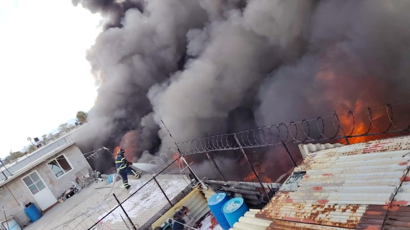 Incendio consume fábrica de colchones en la alcaldía Iztacalco, en CDMX