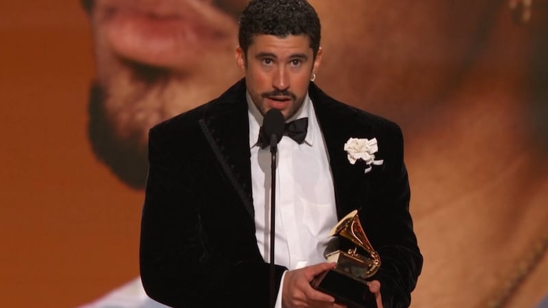 VIDEO | “¡Fuera ICE!”: Bad Bunny alza la voz en la premiación de los Grammy