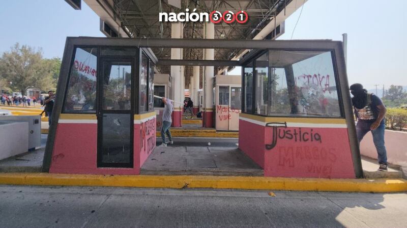 Normalistas destrozan casetas de Autopista del Sol, en reclamo por el asesinato de un activista