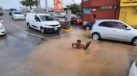 VIDEO: Hombre aprovecha bache para tomar un baño en Villahermosa, Tabasco
